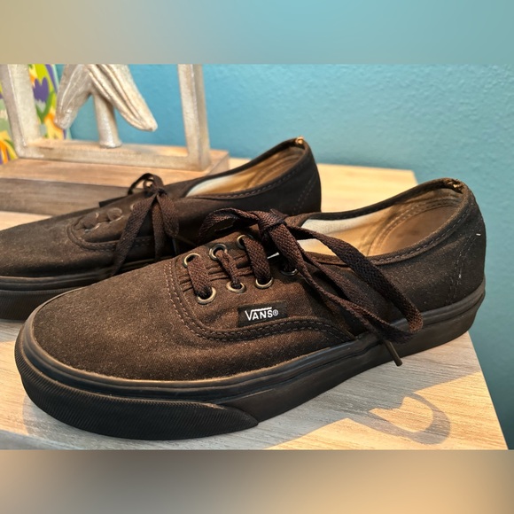 Woman’s classic Vans in black - Picture 3 of 5